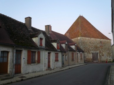 Gâtinais- Puisaye : Grange pyramidale à Batilly en Gâtinais